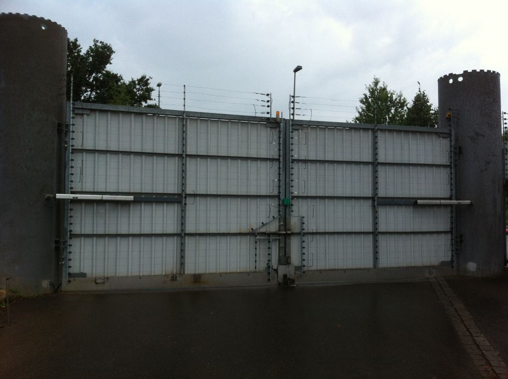 Absicherung Toranlage mit Hochsicherheitszaun