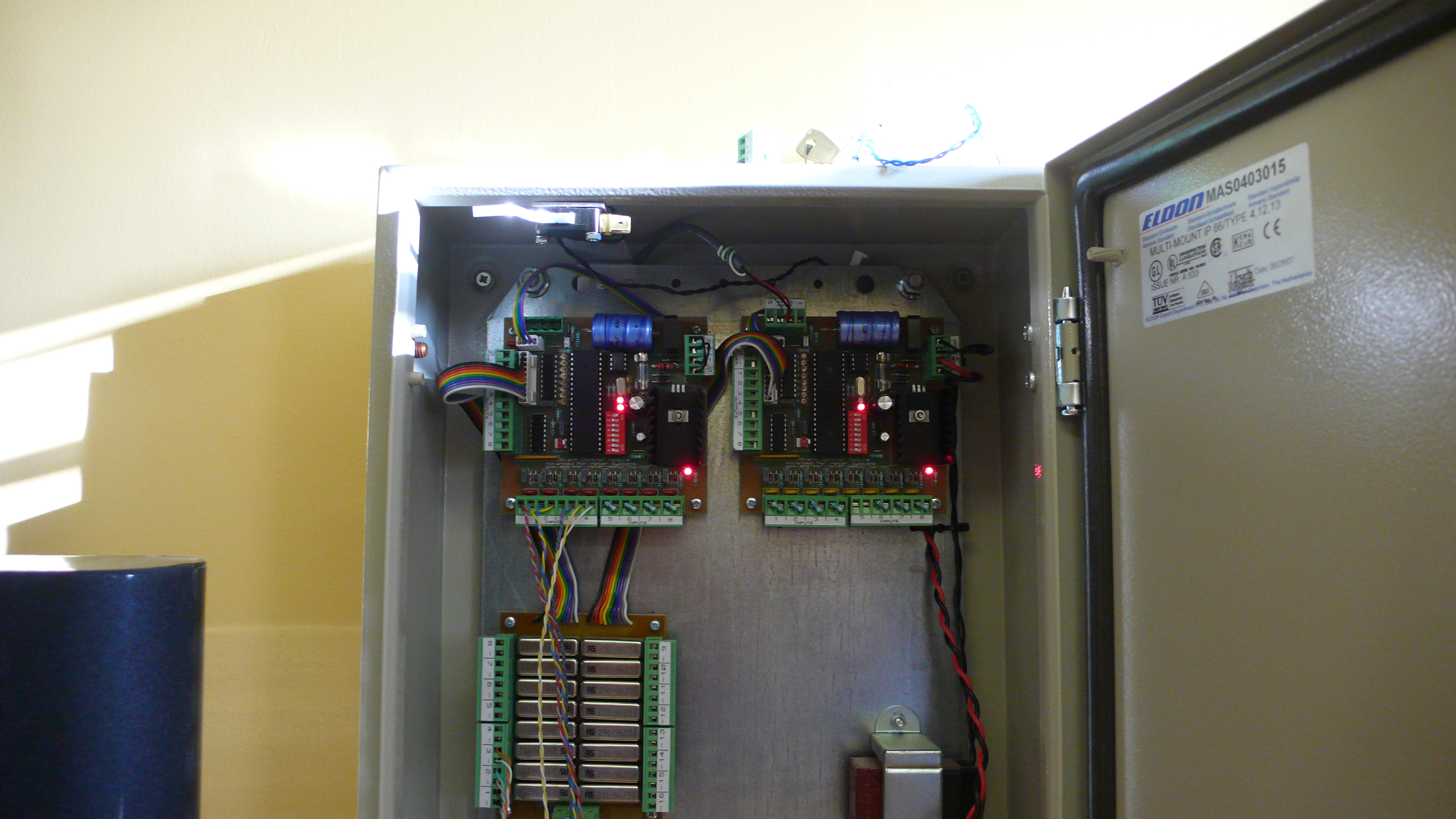 APS Hochspannungsgenerator (Fencer) – geöffneter Schaltkasten mit Steuerplatinen, Relais und Status-LEDs