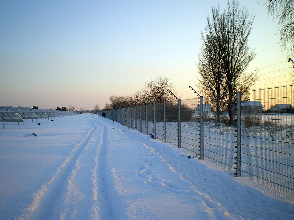 APS Sicherheitszaun an Solarpark im Winter