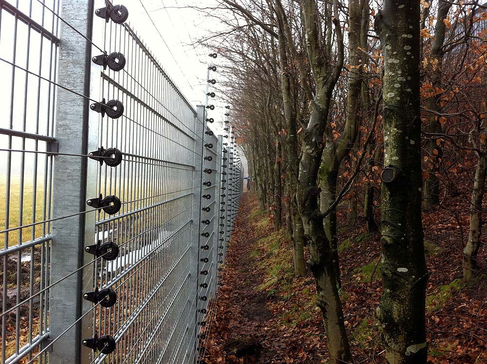 APS Isolator-System an Doppelstabmattenzaun – Detailansicht
