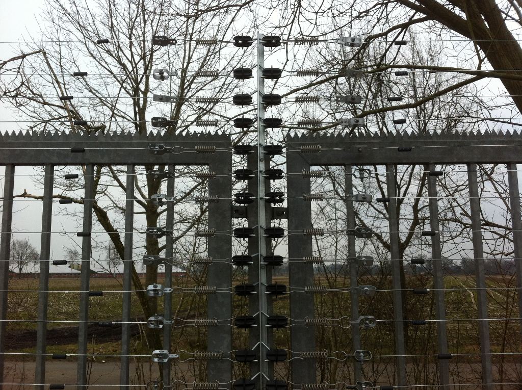 APS Stromzaun-Detailaufnahme: Isolatoren und Elektrodraht an Doppelstabmattenzaun
