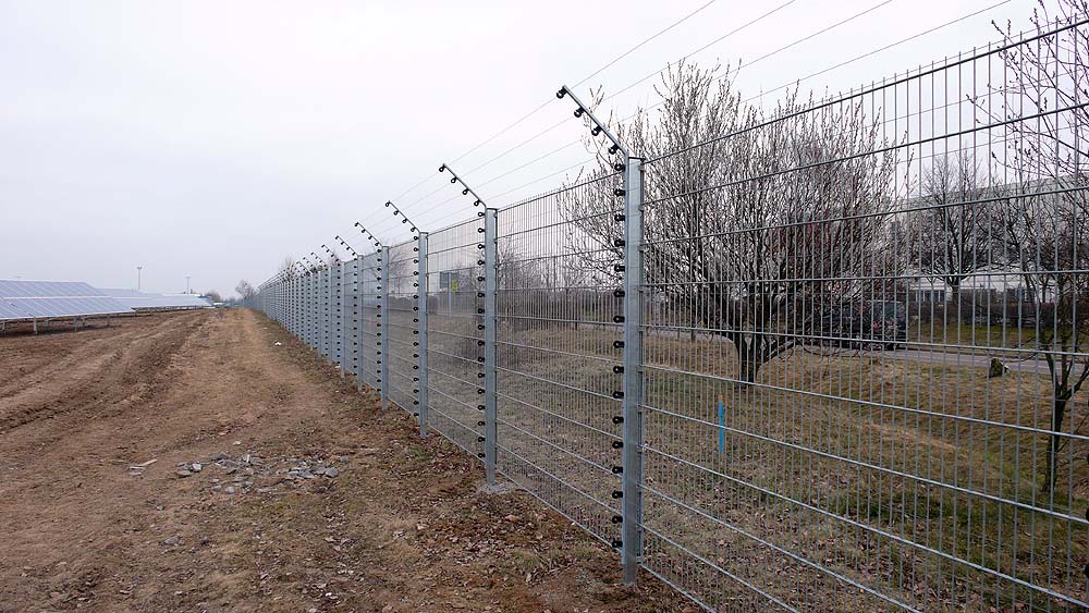 Doppelstabmattenzaun mit APS-Elektrodraht an Solarpark-Perimeter