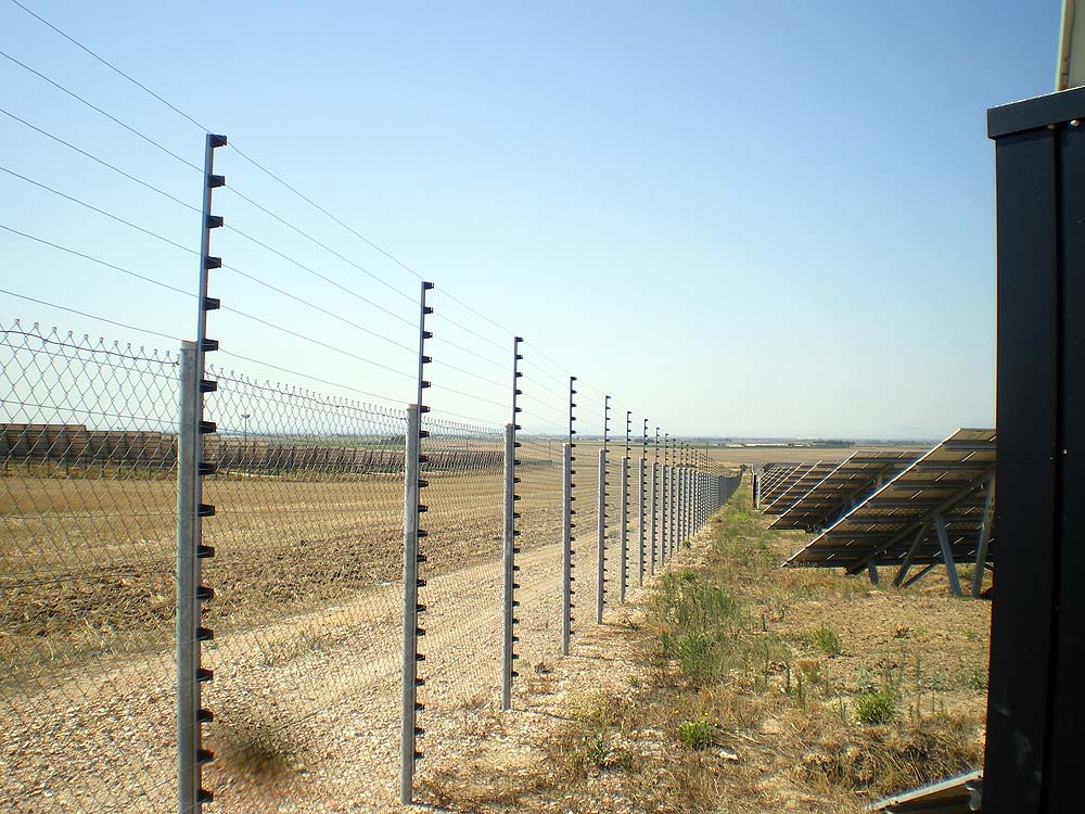 Solarpark Schutzzaun mit APS-Elektrodraht