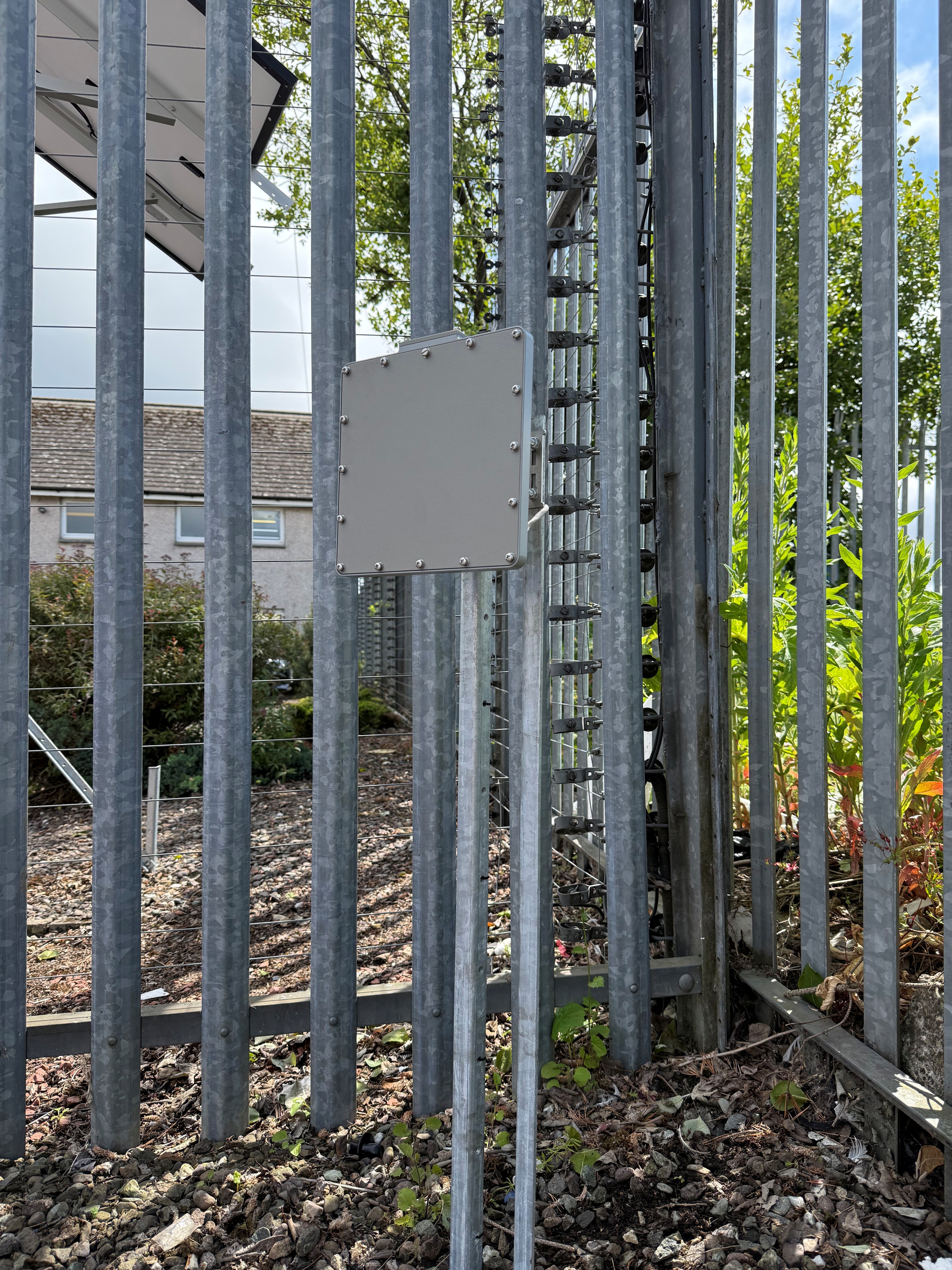 Beam Guard Radarsystem auf Mast an Freifläche