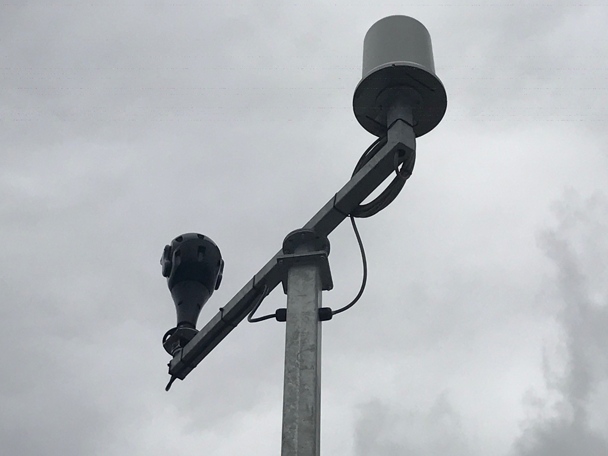 Omni Guard Radar kombiniert mit einer PTZ-Kamera auf einem Mast