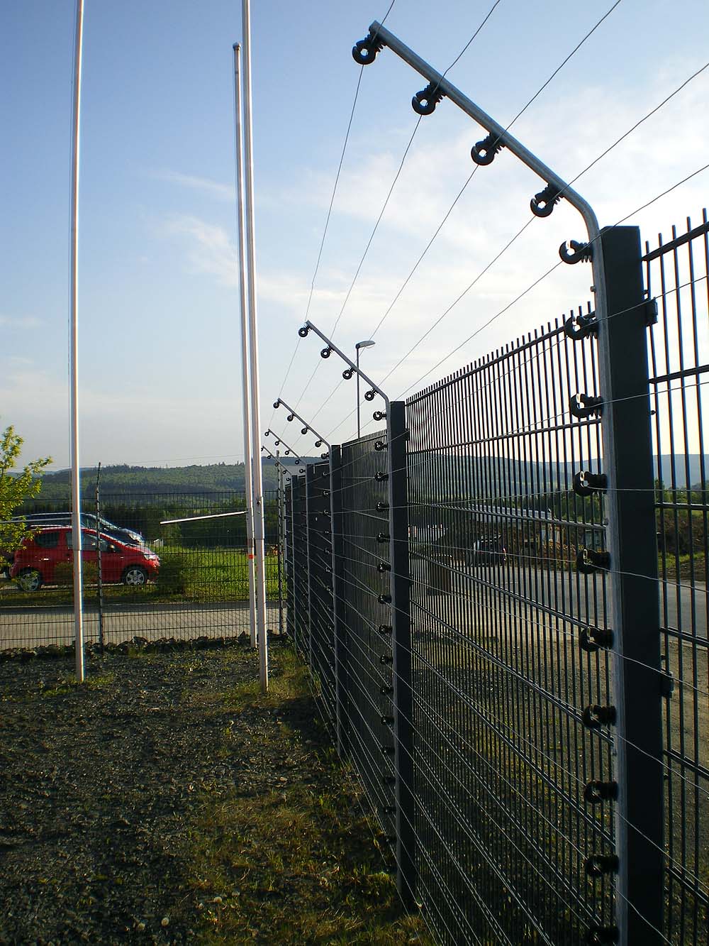 Absicherung eines Industriegebietes mit APS Stromzaun und Doppelstabmatten